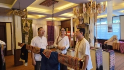 6.jpg - นายอิทธิรัฐ สินารักษ์ ท่องเที่ยวและทีฬาจังหวัดเชียงใหม่  พร้อมด้วย นายสุภชัย  พรหมเสนใจ นายกเทศมนตรีตำบลสันป่าตอง และนายอภิชาต  เทพชา ปลัดเทศบาลตำบลสันป่าตอง ลงพื้นที่ดำเนินโครงการต่อยอดการท่องเที่ยว   โดยชุมชนกลุ่มชาติพันธุ์ | https://www.sanpatong.go.th