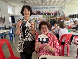 S__63479814_0.jpg - โรงเรียนผู้สูงอายุเทศบาลตำบลสันป่าตอง จัดกิจกรรมการทำกระเป๋าใส่แว่นตา | https://www.sanpatong.go.th