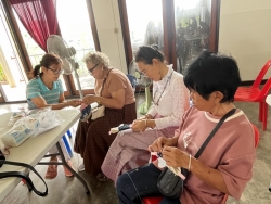 S__63479816_0.jpg - โรงเรียนผู้สูงอายุเทศบาลตำบลสันป่าตอง จัดกิจกรรมการทำกระเป๋าใส่แว่นตา | https://www.sanpatong.go.th