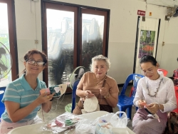 S__63479818_0.jpg - โรงเรียนผู้สูงอายุเทศบาลตำบลสันป่าตอง จัดกิจกรรมการทำกระเป๋าใส่แว่นตา | https://www.sanpatong.go.th