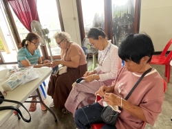 S__63479819_0.jpg - โรงเรียนผู้สูงอายุเทศบาลตำบลสันป่าตอง จัดกิจกรรมการทำกระเป๋าใส่แว่นตา | https://www.sanpatong.go.th