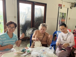 S__63479820_0.jpg - โรงเรียนผู้สูงอายุเทศบาลตำบลสันป่าตอง จัดกิจกรรมการทำกระเป๋าใส่แว่นตา | https://www.sanpatong.go.th