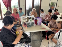 S__63479821_0.jpg - โรงเรียนผู้สูงอายุเทศบาลตำบลสันป่าตอง จัดกิจกรรมการทำกระเป๋าใส่แว่นตา | https://www.sanpatong.go.th