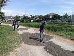 เทศบาลตำบลสันป่าตองร่วมกับกองช่างได้ดำเนินการซ่อมแซมถนนบริเวณริมคลองชลประทาน ทั้งนี้ เพื่อความปลอดภัยแก่ผู้ที่สัญจรไปมา ต่อไป ภาพที่ 3 | https://www.sanpatong.go.th