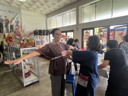 โรงเรียนผู้สูงอายุเทศบาลตำบลสันป่าตอง จัดกิจกรรมการทำการตัดเย็บเสื้อคอกลม ภาพที่ 2 | https://www.sanpatong.go.th
