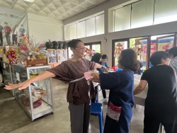 โรงเรียนผู้สูงอายุเทศบาลตำบลสันป่าตอง จัดกิจกรรมการทำการตัดเย็บเสื้อคอกลม ภาพที่ 3 | https://www.sanpatong.go.th