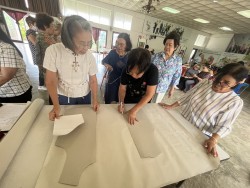 โรงเรียนผู้สูงอายุเทศบาลตำบลสันป่าตอง จัดกิจกรรมการทำการตัดเย็บเสื้อคอกลม ภาพที่ 7 | https://www.sanpatong.go.th