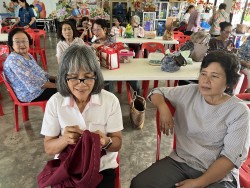 โรงเรียนผู้สูงอายุเทศบาลตำบลสันป่าตอง จัดกิจกรรมการทำการตัดเย็บเสื้อคอกลม ภาพที่ 8 | https://www.sanpatong.go.th