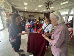 โรงเรียนผู้สูงอายุเทศบาลตำบลสันป่าตอง จัดกิจกรรมการทำการตัดเย็บเสื้อคอกลม ภาพที่ 11 | https://www.sanpatong.go.th