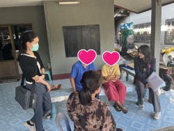 ลงพื้นที่เพื่อเยี่ยมเยียนและให้คำปรึกษาแก่ครอบครัวในเขตพื้นที่ โดยมุ่งเน้นการเสริมสร้างทักษะการสื่อสาร การปรับความเข้าใจ และแนวทางการอยู่ร่วมกันอย่างสันติสุข ภาพที่ 1 | https://www.sanpatong.go.th