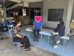 ลงพื้นที่เพื่อเยี่ยมเยียนและให้คำปรึกษาแก่ครอบครัวในเขตพื้นที่ โดยมุ่งเน้นการเสริมสร้างทักษะการสื่อสาร การปรับความเข้าใจ และแนวทางการอยู่ร่วมกันอย่างสันติสุข ภาพที่ 2 | https://www.sanpatong.go.th