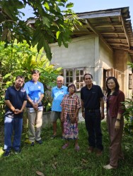 การลงพื้นที่สำรวจบ้านก่อนทำการปรับปรุงบ้านให้ตรงกับสภาพร่างกาย  และความต้องการของผู้สูงอายุแต่ละราย  ภาพที่ 1 | https://www.sanpatong.go.th