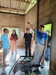 การลงพื้นที่สำรวจบ้านก่อนทำการปรับปรุงบ้านให้ตรงกับสภาพร่างกาย  และความต้องการของผู้สูงอายุแต่ละราย  ภาพที่ 8 | https://www.sanpatong.go.th