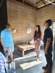 การลงพื้นที่สำรวจบ้านก่อนทำการปรับปรุงบ้านให้ตรงกับสภาพร่างกาย  และความต้องการของผู้สูงอายุแต่ละราย  ภาพที่ 9 | https://www.sanpatong.go.th