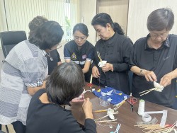 โครงการฝึกอบรมส่งเสริมและพัฒนาอาชีพแก่ประชาชน“กิจกรรม ร้อยรวมใจ ประดิษฐ์ดอกไม้จันทน์ ถวายอาลัยด้วยใจจงรัก” ✨ ภาพที่ 1 | https://www.sanpatong.go.th