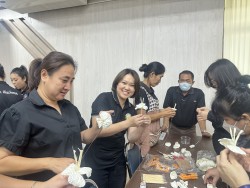 โครงการฝึกอบรมส่งเสริมและพัฒนาอาชีพแก่ประชาชน“กิจกรรม ร้อยรวมใจ ประดิษฐ์ดอกไม้จันทน์ ถวายอาลัยด้วยใจจงรัก” ✨ ภาพที่ 2 | https://www.sanpatong.go.th