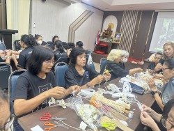 โครงการฝึกอบรมส่งเสริมและพัฒนาอาชีพแก่ประชาชน“กิจกรรม ร้อยรวมใจ ประดิษฐ์ดอกไม้จันทน์ ถวายอาลัยด้วยใจจงรัก” ✨ ภาพที่ 3 | https://www.sanpatong.go.th