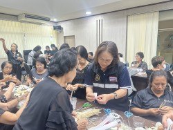 โครงการฝึกอบรมส่งเสริมและพัฒนาอาชีพแก่ประชาชน“กิจกรรม ร้อยรวมใจ ประดิษฐ์ดอกไม้จันทน์ ถวายอาลัยด้วยใจจงรัก” ✨ ภาพที่ 5 | https://www.sanpatong.go.th