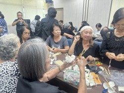 โครงการฝึกอบรมส่งเสริมและพัฒนาอาชีพแก่ประชาชน“กิจกรรม ร้อยรวมใจ ประดิษฐ์ดอกไม้จันทน์ ถวายอาลัยด้วยใจจงรัก” ✨ ภาพที่ 6 | https://www.sanpatong.go.th