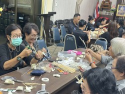 โครงการฝึกอบรมส่งเสริมและพัฒนาอาชีพแก่ประชาชน“กิจกรรม ร้อยรวมใจ ประดิษฐ์ดอกไม้จันทน์ ถวายอาลัยด้วยใจจงรัก” ✨ ภาพที่ 7 | https://www.sanpatong.go.th