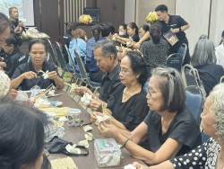 โครงการฝึกอบรมส่งเสริมและพัฒนาอาชีพแก่ประชาชน“กิจกรรม ร้อยรวมใจ ประดิษฐ์ดอกไม้จันทน์ ถวายอาลัยด้วยใจจงรัก” ✨ ภาพที่ 8 | https://www.sanpatong.go.th