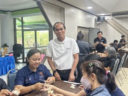โครงการฝึกอบรมส่งเสริมและพัฒนาอาชีพแก่ประชาชน“กิจกรรม ร้อยรวมใจ ประดิษฐ์ดอกไม้จันทน์ ถวายอาลัยด้วยใจจงรัก” ✨ ภาพที่ 9 | https://www.sanpatong.go.th