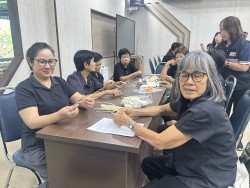 โครงการฝึกอบรมส่งเสริมและพัฒนาอาชีพแก่ประชาชน“กิจกรรม ร้อยรวมใจ ประดิษฐ์ดอกไม้จันทน์ ถวายอาลัยด้วยใจจงรัก” ✨ ภาพที่ 10 | https://www.sanpatong.go.th