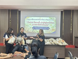 โครงการฝึกอบรมส่งเสริมและพัฒนาอาชีพแก่ประชาชน“กิจกรรม ร้อยรวมใจ ประดิษฐ์ดอกไม้จันทน์ ถวายอาลัยด้วยใจจงรัก” ✨ ภาพที่ 11 | https://www.sanpatong.go.th