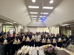 โครงการฝึกอบรมส่งเสริมและพัฒนาอาชีพแก่ประชาชน“กิจกรรม ร้อยรวมใจ ประดิษฐ์ดอกไม้จันทน์ ถวายอาลัยด้วยใจจงรัก” ✨ ภาพที่ 14 | https://www.sanpatong.go.th