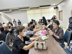 โครงการฝึกอบรมส่งเสริมและพัฒนาอาชีพแก่ประชาชน“กิจกรรม ร้อยรวมใจ ประดิษฐ์ดอกไม้จันทน์ ถวายอาลัยด้วยใจจงรัก” ✨ ภาพที่ 15 | https://www.sanpatong.go.th