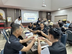 โครงการฝึกอบรมส่งเสริมและพัฒนาอาชีพแก่ประชาชน“กิจกรรม ร้อยรวมใจ ประดิษฐ์ดอกไม้จันทน์ ถวายอาลัยด้วยใจจงรัก” ✨ ภาพที่ 16 | https://www.sanpatong.go.th
